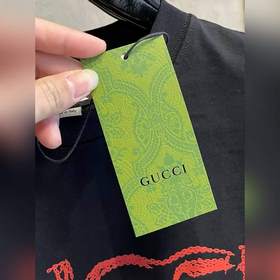 Gucci – идеальный вариант для ношения отдельно или под другой оде