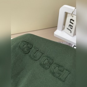 Gucci, короткий рукав с вышитым логотипом Gucci на груди Ткань： 3