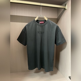 Gucci, короткий рукав с вышитым логотипом Gucci на груди Ткань： 3