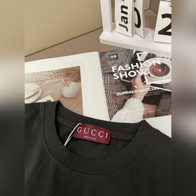 Gucci, короткий рукав с вышитым логотипом Gucci на груди Ткань： 3