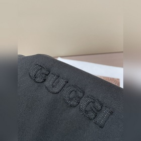 Gucci, короткий рукав с вышитым логотипом Gucci на груди Ткань： 3