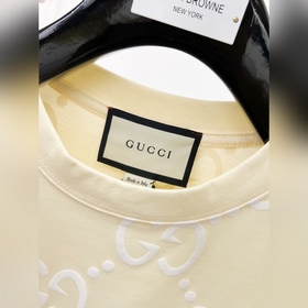 Gucci. Gucci – идеальный вариант для ношения отдельно или под дру