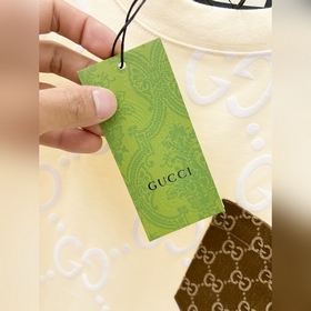 Gucci. Gucci – идеальный вариант для ношения отдельно или под дру