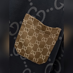 Gucci – лучший выбор для ношения отдельно или под одежду. Высокок
