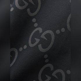Gucci – лучший выбор для ношения отдельно или под одежду. Высокок