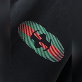 Gucci – лучший выбор для ношения отдельно или под одежду. Высокок