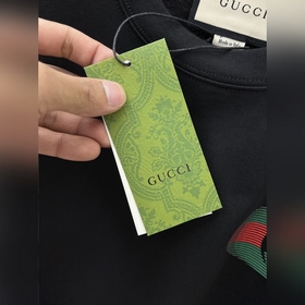 Gucci – лучший выбор для ношения отдельно или под одежду. Высокок