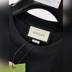Gucci – лучший выбор для ношения отдельно или под одежду. Высокок