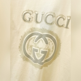 Gucci – лучший выбор для ношения отдельно или под одежду. Высокок