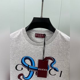 Gucci 25 весна-лето Новый год. Футболка с коротким рукавом и лого
