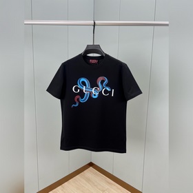 Gucci 25 весна-лето Новый год. Футболка с коротким рукавом и лого