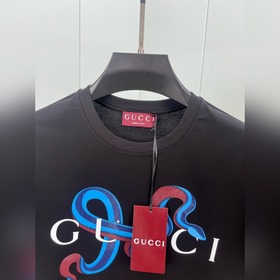 Gucci 25 весна-лето Новый год. Футболка с коротким рукавом и лого