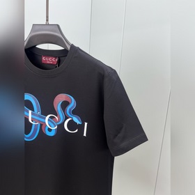 Gucci 25 весна-лето Новый год. Футболка с коротким рукавом и лого