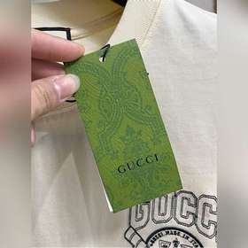 Gucci – идеальный вариант для ношения отдельно или под другой оде