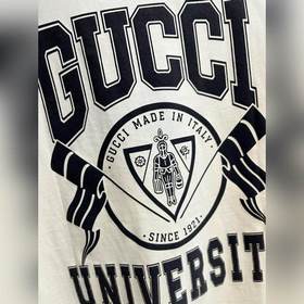 Gucci – идеальный вариант для ношения отдельно или под другой оде