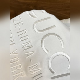 Gucci 2025ss весенняя коллекция. Новая модель футболки Gucci с кр