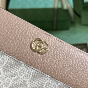 Длинный кожаный кошелек из серии GG Marmont. Этот кошелек для клю