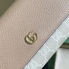 Длинный кожаный кошелек из серии GG Marmont. Этот кошелек для клю