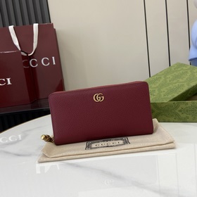 Длинный кошелек из серии GG Marmont. Этот кошелек из серии GG Mar