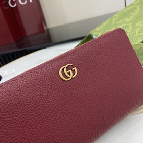 Длинный кошелек из серии GG Marmont. Этот кошелек из серии GG Mar