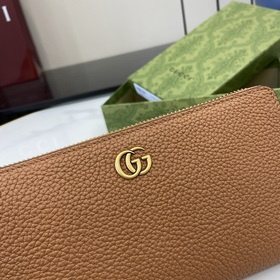 Длинный кошелек из серии GG Marmont. Этот кошелек из серии GG Mar