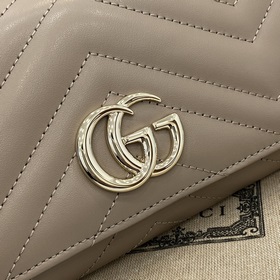 Карман для карт GG Marmont. Как и различные оттенки серого-коричн