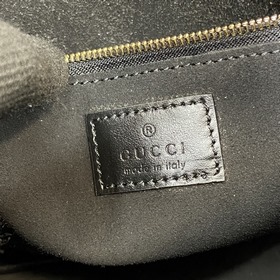 Новинка Средняя сумка через плечо из серии GG Emblem Серия GG Emb