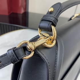 Новая модель Средняя сумка из серии Gucci Blondie Новая сумка из 