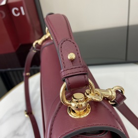 Новая модель Средняя сумка из серии Gucci Blondie Новая сумка из 