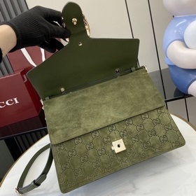 Новинка Креативный директор Gucci Сабато де Сарно обновил классич