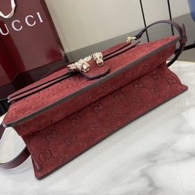 Новинка Креативный директор Gucci Сабато де Сарно обновил классич
