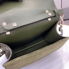 Новая модель Креативный директор Gucci Сабато де Сарно обновил кл