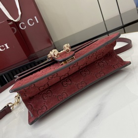 Новая модель Креативный директор Gucci Сабато де Сарно обновил кл