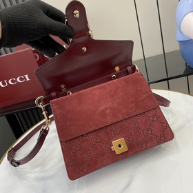 Новая модель Креативный директор Gucci Сабато де Сарно обновил кл