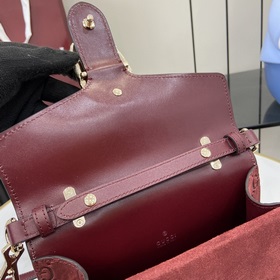 Новая модель Креативный директор Gucci Сабато де Сарно обновил кл