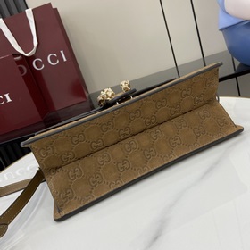 Новинка Креативный директор Gucci Сабато де Сарно обновил классич