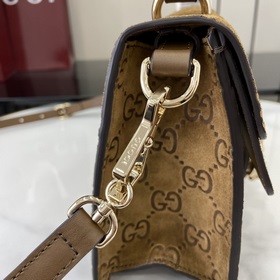 Новая модель Креативный директор Gucci Сабато де Сарно обновил кл