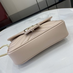 Новинка Сумка GG Marmont Эта сверхмини-сумочка из серии GG Marmon