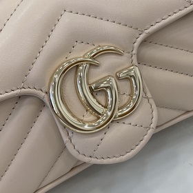 Новинка Сумка GG Marmont Эта сверхмини-сумочка из серии GG Marmon