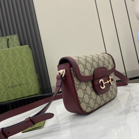 Новинка Мини-сумка через плечо из серии Gucci Horsebit 1955 В рек