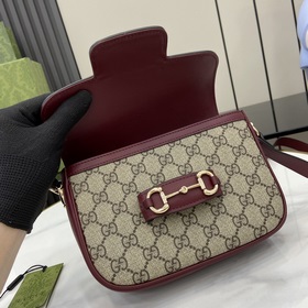 Новинка Мини-сумка через плечо из серии Gucci Horsebit 1955 В рек
