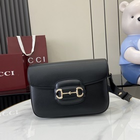 Новинка Эта небольшая сумка через плечо из серии Gucci Horsebit 1
