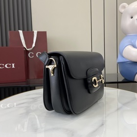 Новинка Эта небольшая сумка через плечо из серии Gucci Horsebit 1