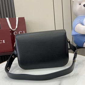 Новинка Эта небольшая сумка через плечо из серии Gucci Horsebit 1