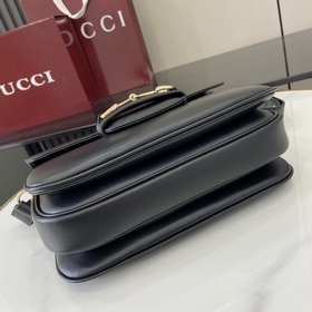 Новинка Эта небольшая сумка через плечо из серии Gucci Horsebit 1