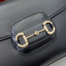 Новинка Эта небольшая сумка через плечо из серии Gucci Horsebit 1