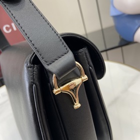 Новинка Эта небольшая сумка через плечо из серии Gucci Horsebit 1