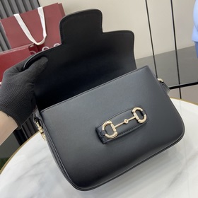 Новинка Эта небольшая сумка через плечо из серии Gucci Horsebit 1