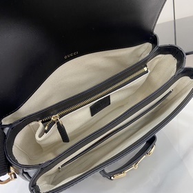 Новинка Эта небольшая сумка через плечо из серии Gucci Horsebit 1
