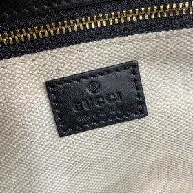Новинка Эта небольшая сумка через плечо из серии Gucci Horsebit 1